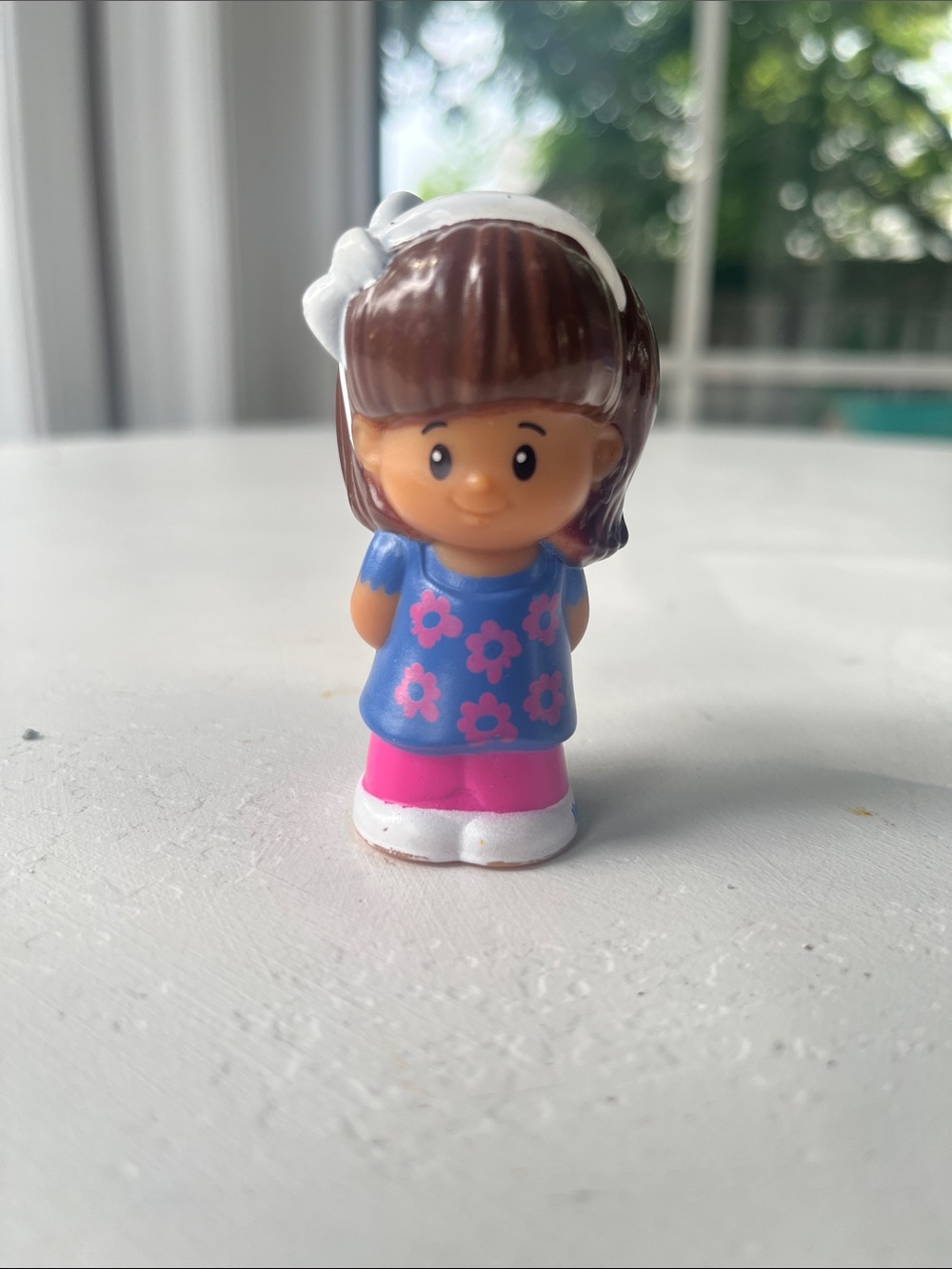 3/$20 💛Little People Mia with white bow and flower dress